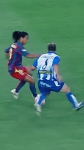 🎩 Nutmeg + no-look pass 🤩 #fcbarcelona #ronaldinho #nutmeg