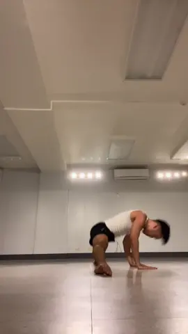 Idk how y’all make this look so easy. I was STRUGGLING 😭 #dance #flexible #splits