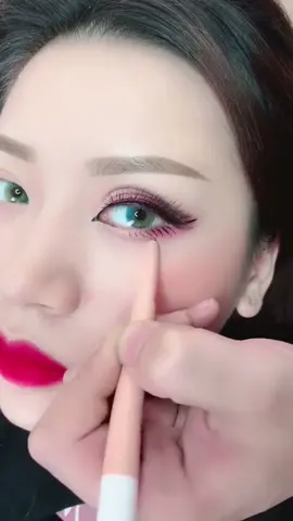 It is simple and beautiful to draw eye makeup like this#tiktok #foryou #fyp #makeup #beautiful #beauty