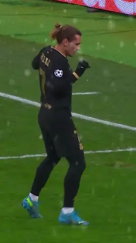 When the song got frozen into your head 🥶🕺🏽 #griezmann #dance #santaclaus #fcbarcelona #ucl #championsleague #ziggosport