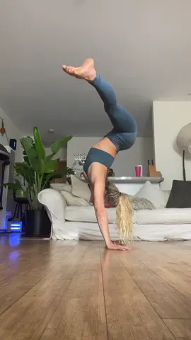 Playing with Hollowback shapes and shifting my gaze. #handstand #handbalancing #quarantine #flexibility #hollowback #balance #covid #backbends