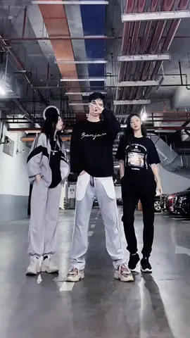 vừa nhảy vừa huýt sáo cùng anh em tui đi các pạn 😘 @lyhannn @nhungyoona