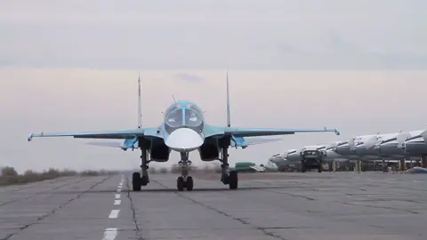 Су34 руление и взлёт. #мужскаяработа#высшийпилотаж#мирноенебо#су34#челябинск#вксроссии#армияроссии#авиация#бомбер#самолет#летчик#рекомендации#рек#утки