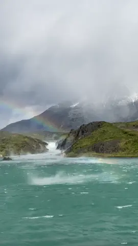 Arcoíris y fuerte viento sobre Cascada Saltó Grande 🌈 🌬 #torresdelpainenationalpark #torresdelpaine #puertonatales #magallaneschile #magallanes