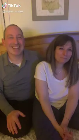 I did this challenge with my mom and her boyfriend, they were so confused and I think that’s why I find it hilarious 😂 #fyp #coupleschallenge