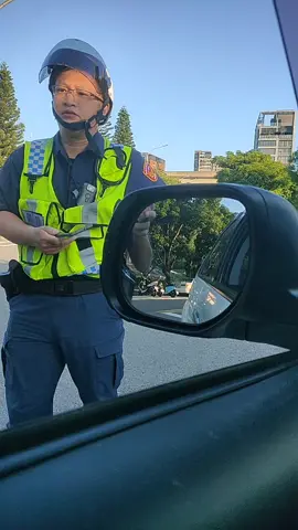 嗚嗚,附近有人報警打架,警察叔叔三個人看見俺紅燈右轉,俺是認真沒有看到紅燈呀😫😫😫#抖音小助手 #努力工作賺錢 #徵木地板師傅 #工地女漢子進化中 #GoHUAWEICLOUD