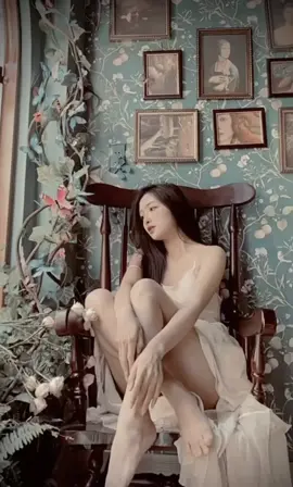 Xinh thì bị nói quen nhiều người, có xíu tiền đi du lịch sắm ít đồ thì nói làm gái, trai nuôi, tại sao không ai nghĩ là con gái thời nay rất giỏi 🥲