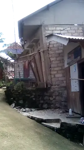 Detik detik robohnya salah satu rumah warga di Dusun keweni desa Gumingsir kec. Pagentan - Banjarnegara, kamis siang 3 Desember 2020