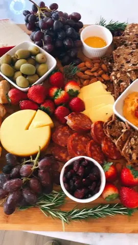 #christmasbaking #charcuterieboard #charcuterieboards #christmascooking #momswhocook #workingwife #christmascookingideas #cheeseboard #appetizers #fyp