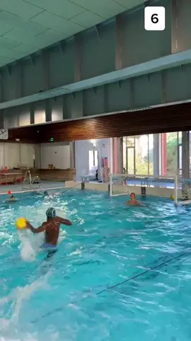 You can only choose one! 🤪🎯🤽🏼‍♂️ #waterpolo #goal #waterpololife #biwpacademy #barcelona