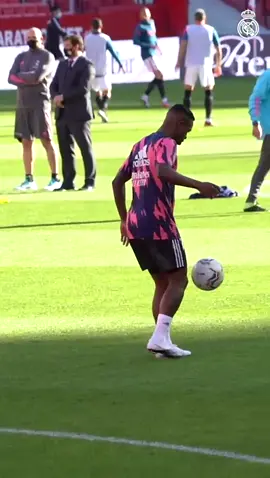 😎 Skill school ft. @viniciusjunior ✨ ¡Menudo toque! #mysquad #football #Soccer #skills #TikTokDeportes #foryoupage #mysquad #fyp #realmadrid #warmup
