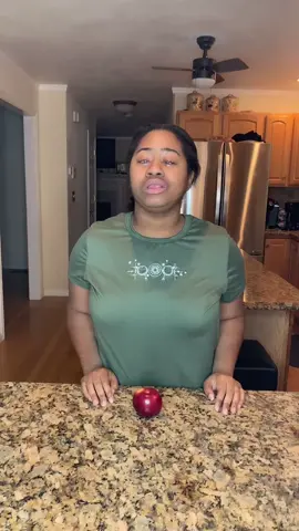 Trying to split an 🍎 in half
