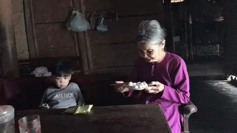 Ngoại tôi đó .. đi làm xa về nhà chỉ muốn gần ngoại thôi 😘😘#10namthaydoi #bàtôi❤️