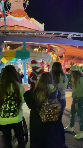✨caught the grinch harassing people 🤣 !! ✨ #thegrinchtiktoks #thegrinch #christmas #universalstudiosorlando