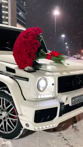 Каждая девочка мечтает о таком! #зима #любовь #букетроз #гелендваген #gelendwagen #mercedes #newyear