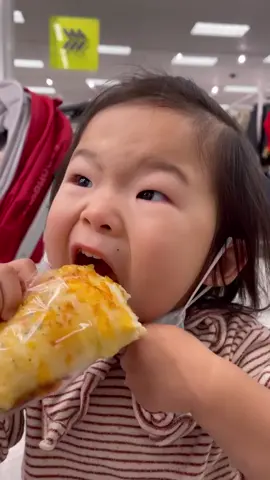 Empress Sarang, really, really loves to eat bread 😋. #foodbaby #toddlerlife #toddler #hungry #sarang