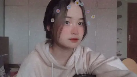 Đăng kí kênh yt Vanh Cover để xem mấy vid GIẢ VỜ dễ thương của cháu nhé🙂