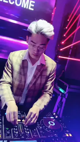 Đang đi làm ở đài truyền hình thì phải đi đánh dj