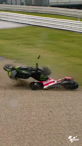 The new Olympic discipline: Synchronized Crashing (with a 100m sprint) 😱 🏃‍♂️ #motogp #motorcycle #racing #crash #fyp #foryoupage #Running #run