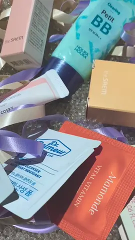 Напиши, який у тебе тип шкіри, а наш візажист підбере тобі бокс для твого пьорфект мейку💕