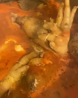 pattes de poulet avec la tête