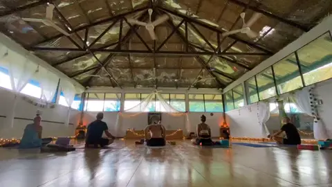 Class in session. #yogaclass #yogalife#yogagroup #foryoupage #teamwork