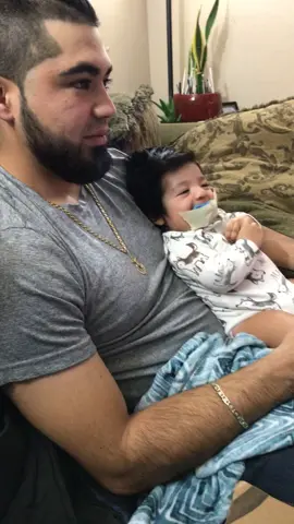 When dad takes care of baby😂 #dadhack #parentingtips #fyp #dadsoftiktok2020 #foryoupage #babiesoftiktok #funny #funparent