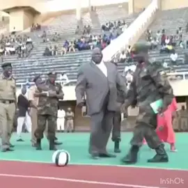 Uganda sports minister kicked a football and falls down.የዕለቱ ሳቅሥልጣን ካለ ምን አለ የስፖርት ሚኒስትሩ ነገር!!#meznagnia