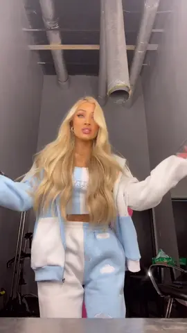 In age order @alexirozmajzl @mariannarozmajzl @victoria.rozmajzl @rozmajzltwins