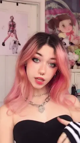 Yungblud poster in da back with da mf yungblud song