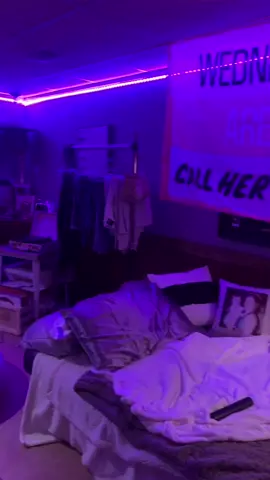 Room tour that no one asked for <3