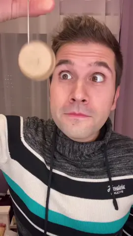 “CLASES DE HISTORIA SEMIMODERNA” El juego más sencillo y más concocido mundialmente. #yoyo Sígueme para ver más en IG: sergio_encinas