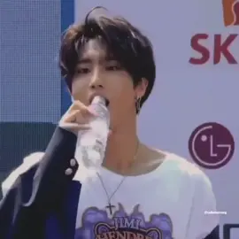 ben: bi insanın su içmesinden de etkilenmem yok artıko sırada han; #hanjisung #skz #straykids #han #jisung