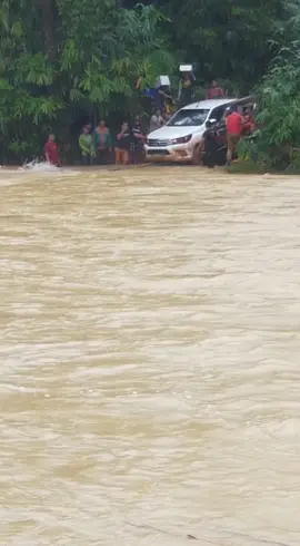 Rescue team yg terkandas d lata y ,semua nya selamat tq semua #teamterbang #titokmalaysia #4x4 #4x4offroad #offroad #tiktok