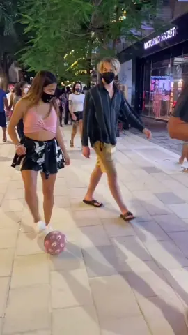 estaba haciendo túneles a la gente que pasaba y él me retó a uno de verdad 🙌🏽⚽️  #street #Soccer #futbol #nutmeg #panna #433 #mexico