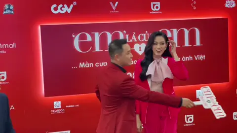 Khoảnh khắc ngại ngùng của HH Đỗ Thị Hà khi DV Hứa Vĩ Văn ôm eo #dothiha #emlacuaem #bimatvbiz #huavivan