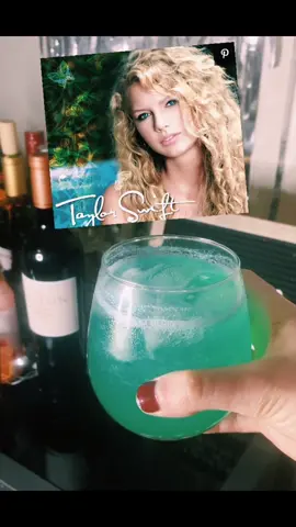 A drink for Taylor Swift’s first album ✨🎸 #teardropsonmyguitar #taylorswift #taylorswiftchallenge #taylorswiftsongs #cocktails #taylornation