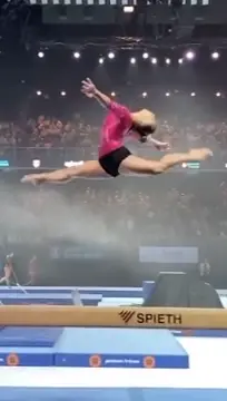 Flavia’s switch ring is mwah *chef’s kiss*😘 @flavialopessaraiva  #gymnastics #gymnast #balancebeam #beamqueen #teambrazil #rio2016olympics #perfect10