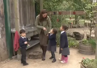 The little girl asks why there are photographers and Kate says they’re here to photograph you 🥺💙👑 #KateMiddleton #DuchessOfCambridge #HRH #Duchess