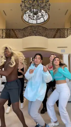 I had to put the wig on for the girls @jimena.jimenezr @charlyjordan @iamoliviaponton @sjbleau @laurenkettering