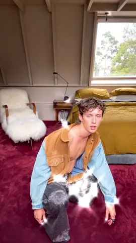 DON’T LAUGH!!!!!!!!! I AM TRYING MY BEST!!! Category is queer glam western show me yours