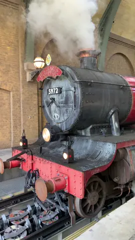 Tengo contenido increíble de #Universal y el #Hogwarts Express! Cuántos fans de #harrypotter hay aquí?✨