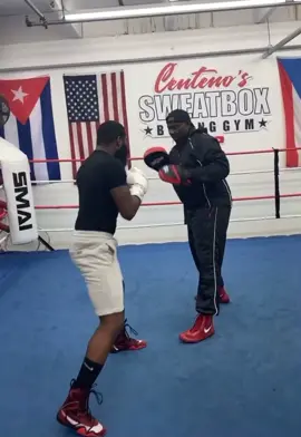 #RickRoss watching #AdrienBroner get some work in! 👀🥊 (IG: richforever & adrienbroner) #boxing