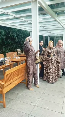 #si MACAN keluar lg dr kandangnya# kita di goyang di arisan SOSIALITA yg penting kita happy # kesmooon merapat buat tmn tiktokuuuh#😊😊😊😊