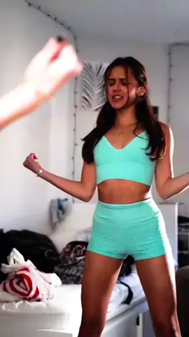 workout bri or nighttime bri 📸 @romeeo