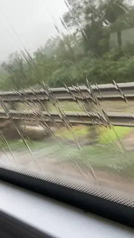 Đi xe giường nằm trời mưa 😂😂