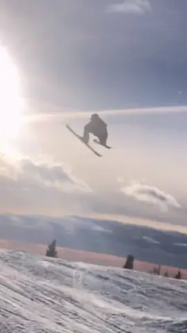 Do you think I landed this? Drop a comment below ⬇️ #fyp #skiing #mthood #timberline #oregon #majestyskis #sunny #switchdub