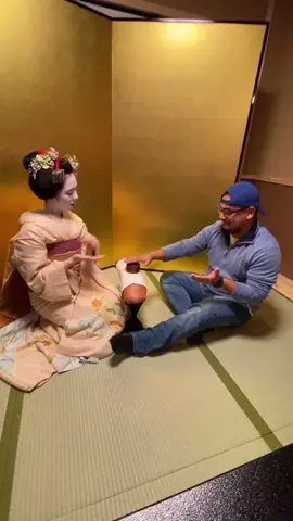 Beating a Geisha in a traditional  game in Kyoto, Japan 🇯🇵 #Japan #Kyoto #Travel
