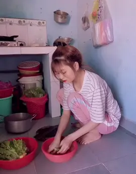 Được hôm bé Thuỳ siêng vô bếp nấu ăn😊  nhìn bé ít thôi nhé bị nghiền đó🥰🥰 #xuhuongtiktok #idolface