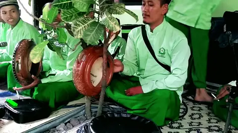 beginilah jika main hadroh rebananya di taruh di pohon#hadrah #rebana #lucu #ngakak #semongko